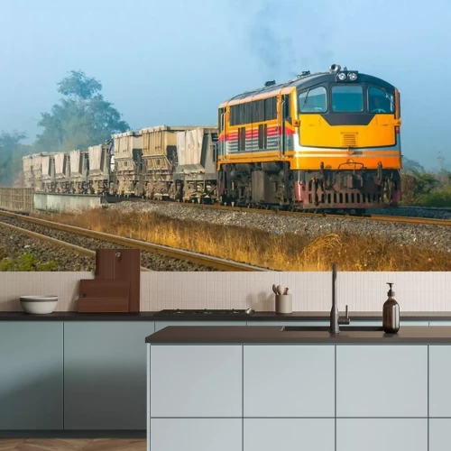 Papier peint  Un train de marchandises par temps brumeux