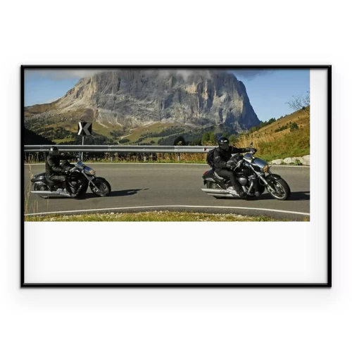 Poster  Des motards sur la route avec une montagne en arrière-plan