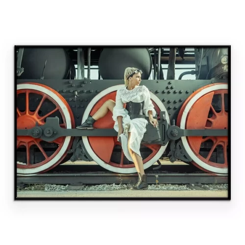 Poster  Jeune femme en tenue steampunk devant une locomotive