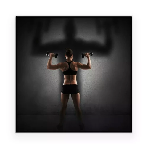 Poster  Femme athlétique avec haltères sur fond noir