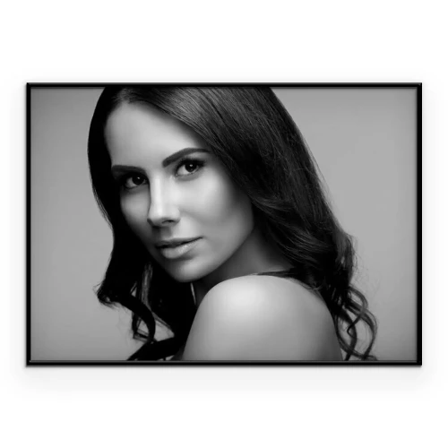 Poster  Photo monochrome d'une fille aux cheveux longs