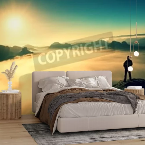 Papier peint  L'homme et le lever du soleil au-dessus des nuages