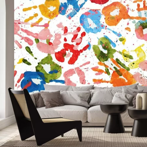 Papier peint  Empreintes de mains d'enfants colorées sur fond blanc