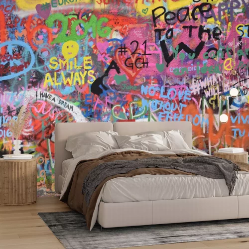 Papier peint  Graffiti avec des inscriptions colorées sur le mur