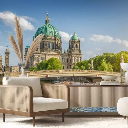 Papier peint  La cathédrale de Berlin au bord d'une rivière