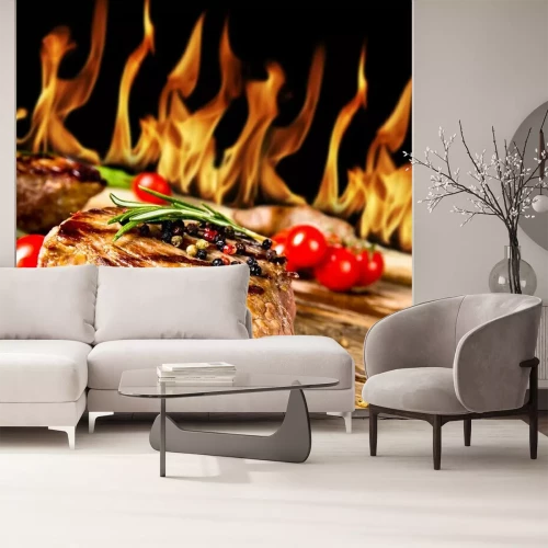 Papier peint  Steaks de bœuf grillé avec des flammes sur le fond