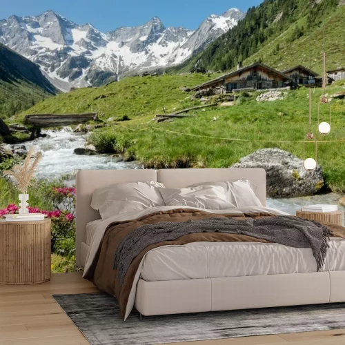 Papier peint  Des fleurs et un ruisseau dans les montagnes