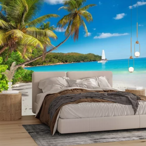 Papier peint  Plage de sable avec des palmiers et un bateau à voile dans la mer turquoise de l'île paradisiaque.