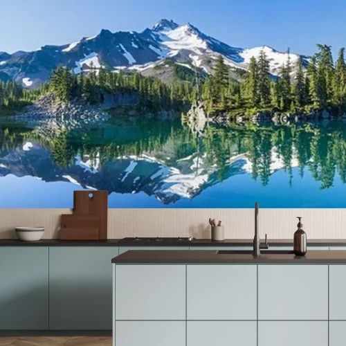 Papier peint  La montagne volcanique dans la lumière du matin se reflète dans les eaux calmes du lac.