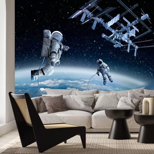 Papier peint  Deux cosmonautes à côté d'un satellite